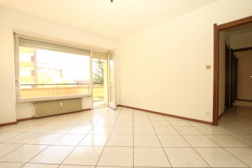 AMPIO QUADRILOCALE IN VIA ROEN