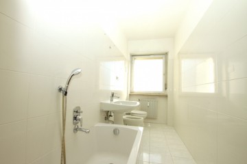 AMPIO QUADRILOCALE IN VIA ROEN