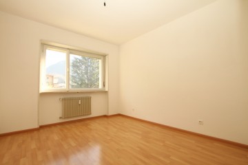 AMPIO QUADRILOCALE IN VIA ROEN