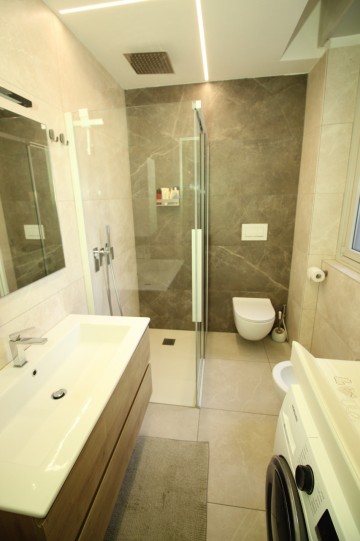 Moderno trilocale ristrutturato a Bolzano – comfort, stile e posizione strategica - 